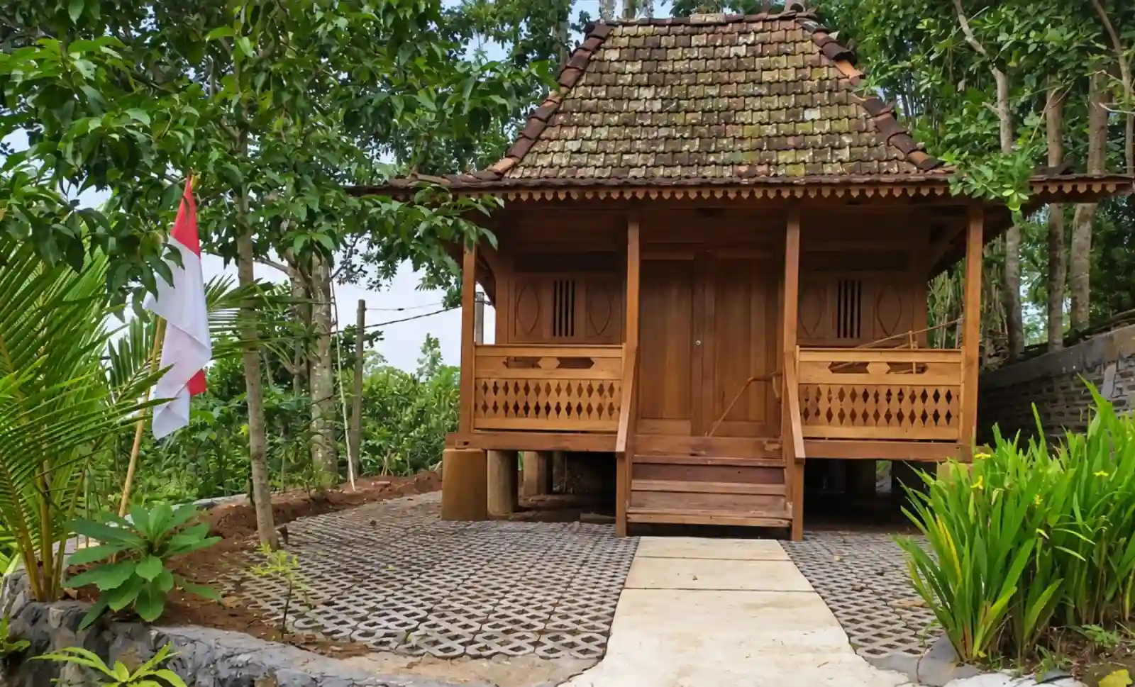 Arsitektur kayu tradisional vila yang dibingkai tanaman taman