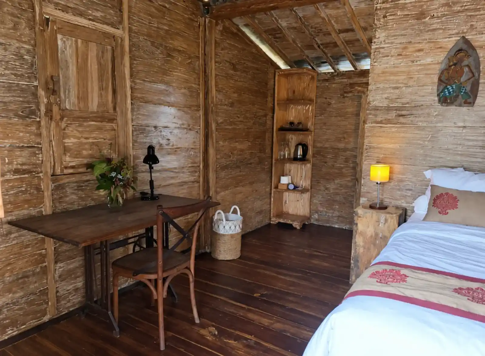 Kamar tamu berbahan kayu dengan meja kayu dan perabot berukir
