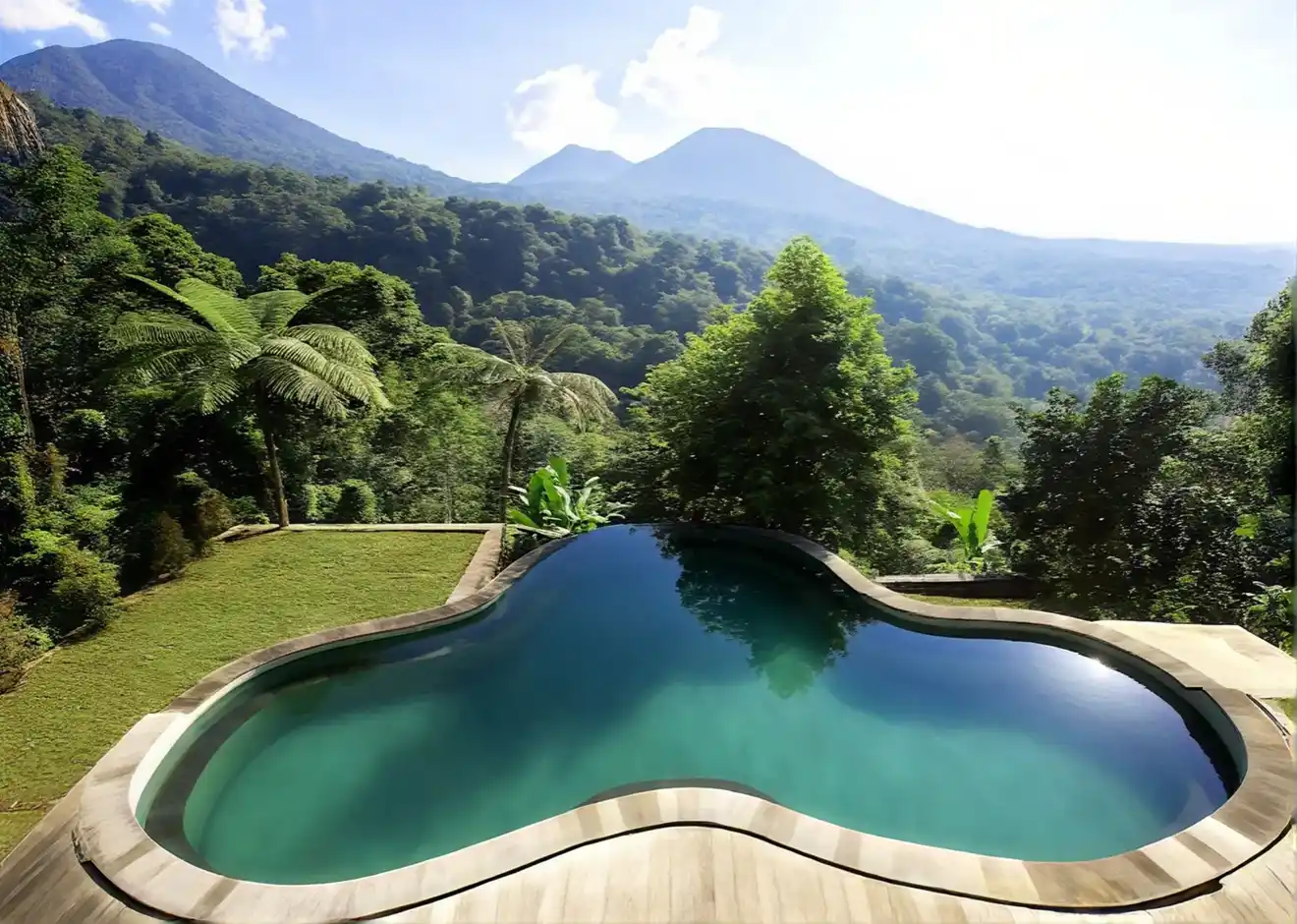 Kolam renang infinity di Mountains Side Villa menghadap perbukitan hutan dan pegunungan dataran tinggi Bali